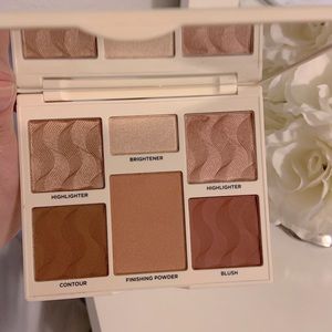 Cover Fx Perfector Face Palette in deep medium.